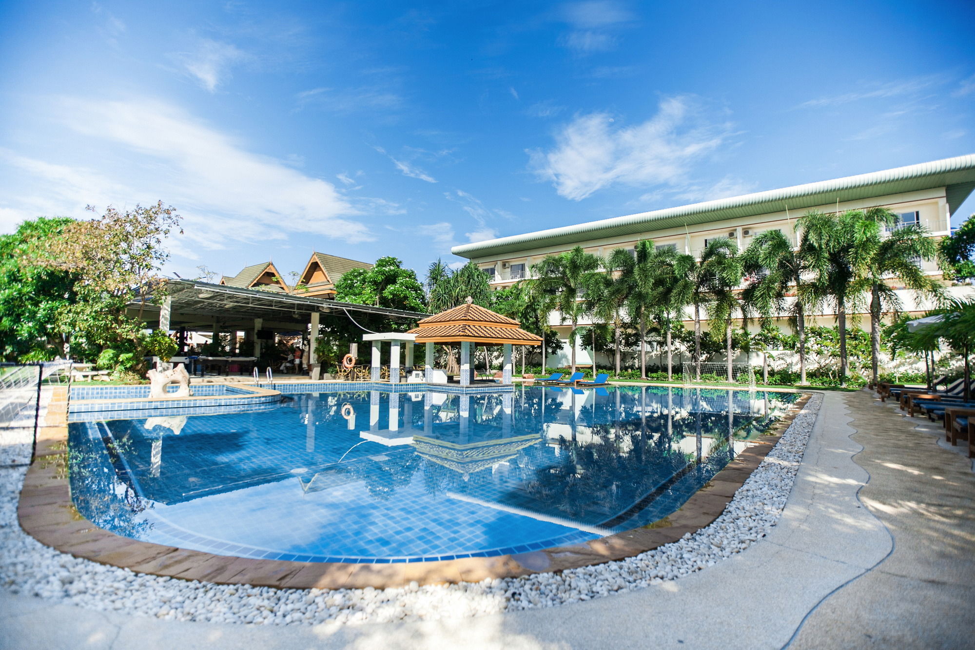 Chalong Beach Hotel Phuket Rawai Ngoại thất bức ảnh